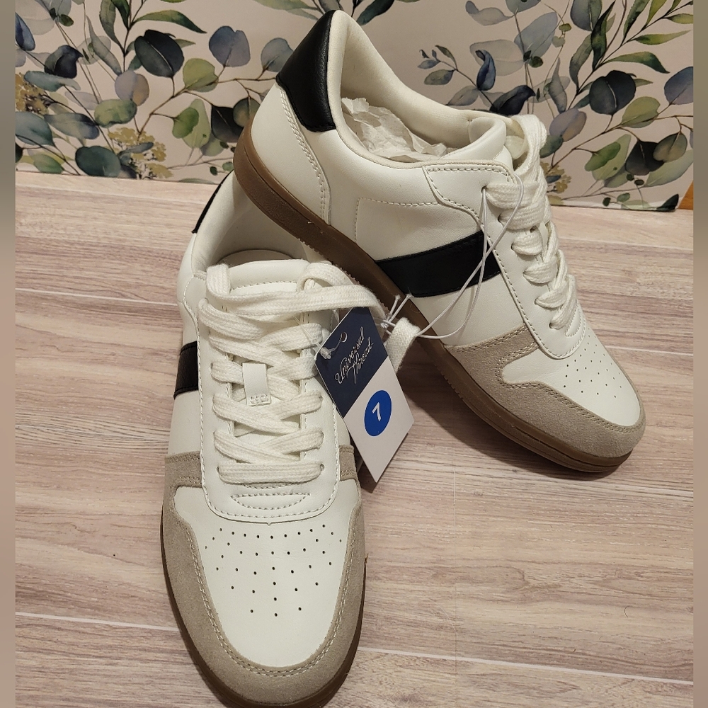 Universal Thread Sneakers - Picture 2 of 8